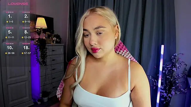 Snapshot of _Loneve__ chatting on 12.04.25 Loneve online show from 12.04.25