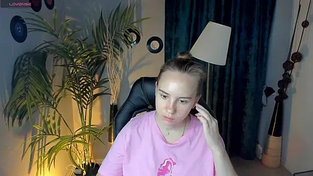 Snapshot of Lika_0ne chatting on 09.30.25 Lika 0ne online show from 09.30.25