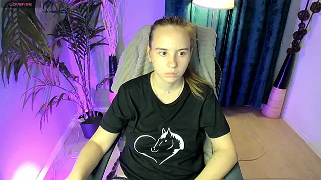 Snapshot of Lika_0ne chatting on 10.07.25 Lika 0ne online show from 10.07.25