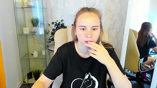 Snapshot of Lika_0ne chatting on 10.11.25 Lika 0ne online show from 10.11.25