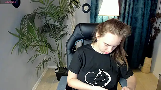 Snapshot of Lika_0ne chatting on 10.16.25 Lika 0ne online show from 10.16.25