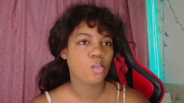 Snapshot of Daphnewalker__ chatting on 12.16.25 Daphnewalker online show from 12.16.25