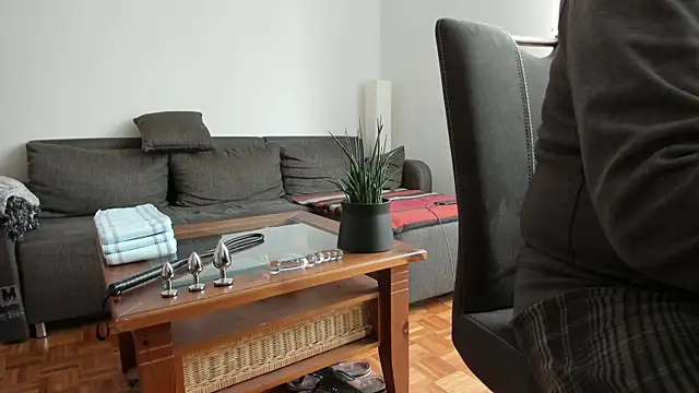 Snapshot of molicaremolicare chatting on 12.04.25 molicaremolicare online show from 12.04.25