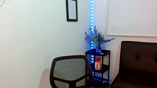 Snapshot of Emilybateee chatting on 02.19.25 Emilybateee online show from 02.19.25