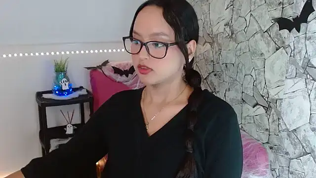 Snapshot of Emilybateee chatting on 10.29.25 Emilybateee online show from 10.29.25