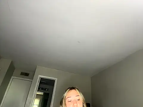 Snapshot of angelicasn0w chatting on 09.11.25 angelicasn0w online show from 09.11.25