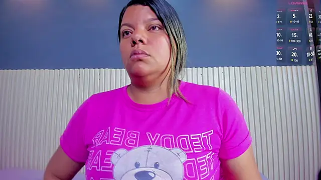 Snapshot of Aida-nicolle chatting on 11.24.25 Aida-nicolle online show from 11.24.25