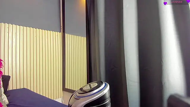 Snapshot of Aida-nicolle chatting on 11.30.25 Aida-nicolle online show from 11.30.25