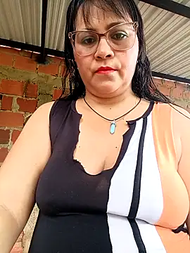 Snapshot of promiscuous-indecent-momm chatting on 04.17.26 promiscuous-indecent-momm online show from 04.17.26