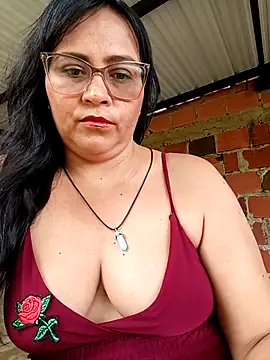 Snapshot of promiscuous-indecent-momm chatting on 04.28.26 promiscuous-indecent-momm online show from 04.28.26