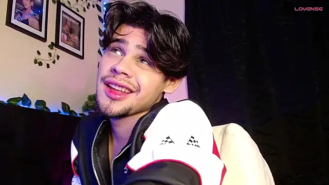 Snapshot of isaac-saenz chatting on 02.17.25 isaac-saenz online show from 02.17.25