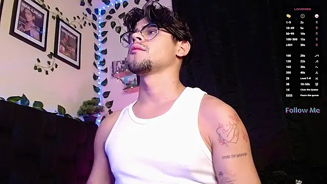 Snapshot of isaac-saenz chatting on 02.19.25 isaac-saenz online show from 02.19.25