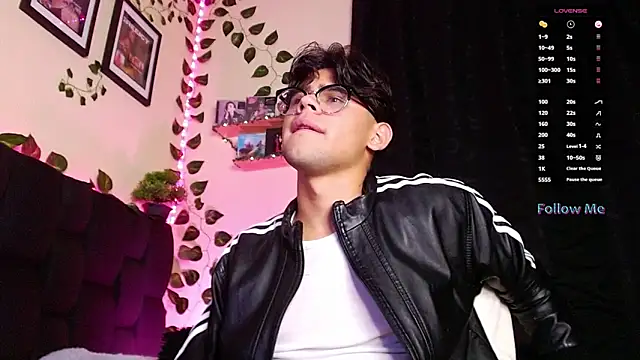 Snapshot of isaac-saenz chatting on 02.22.25 isaac-saenz online show from 02.22.25