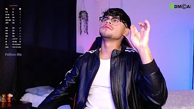 Snapshot of isaac-saenz chatting on 10.14.25 isaac-saenz online show from 10.14.25