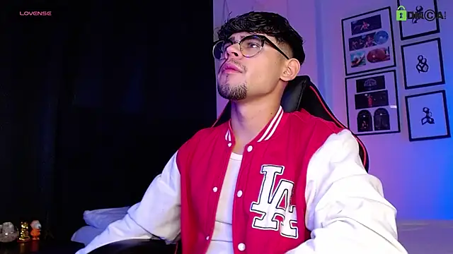 Snapshot of isaac-saenz chatting on 12.04.25 isaac-saenz online show from 12.04.25