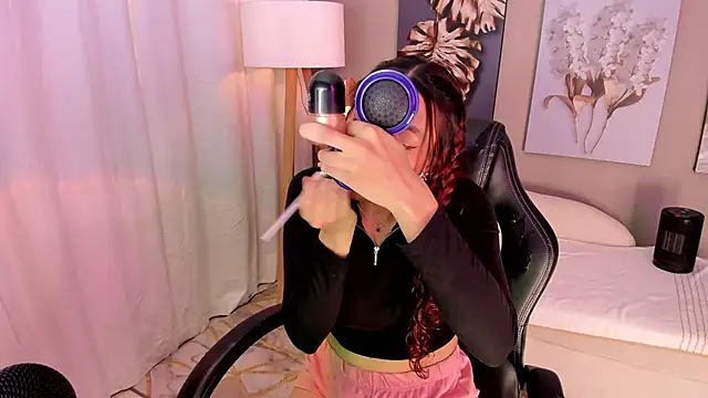 Snapshot of charlotte_bluee chatting on 06.19.26 charlotte bluee online show from 06.19.26