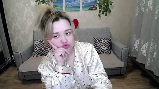 Snapshot of Finna_39 chatting on 03.08.25 Finna 39 online show from 03.08.25