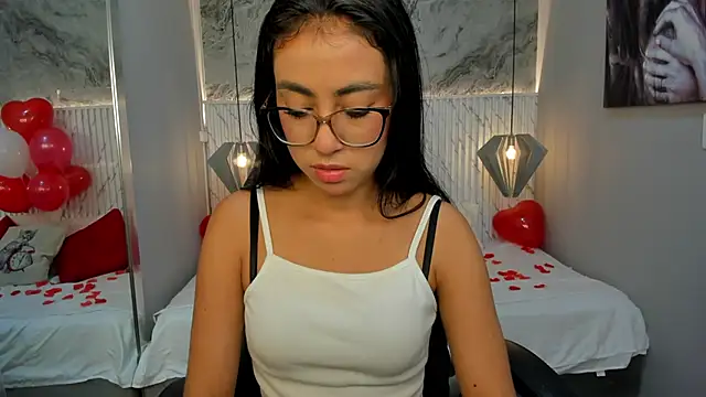 Snapshot of lucelly_15 chatting on 02.15.25 lucelly 15 online show from 02.15.25