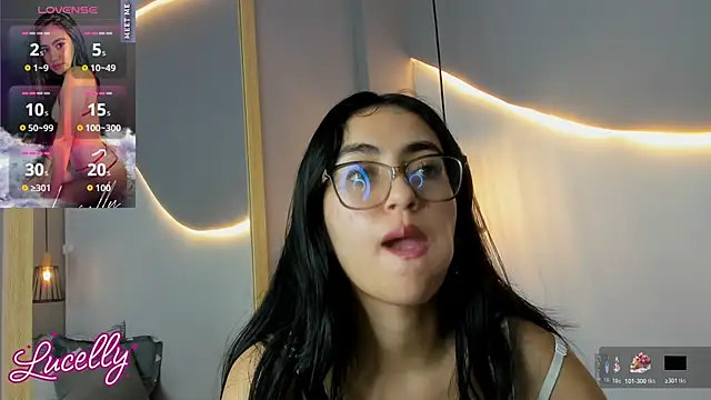 Snapshot of lucelly_15 chatting on 10.19.25 lucelly 15 online show from 10.19.25