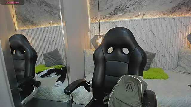 Snapshot of lucelly_15 chatting on 11.21.25 lucelly 15 online show from 11.21.25