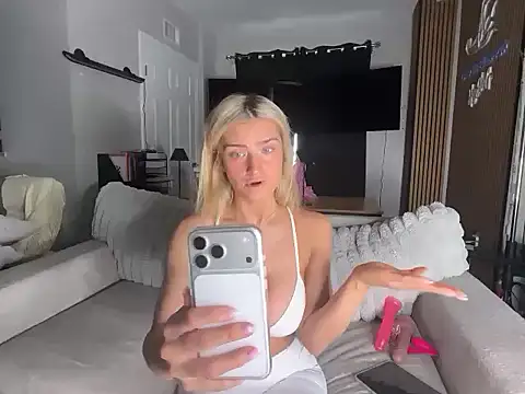 Snapshot of meggsworld chatting on 02.24.26 meggsworld online show from 02.24.26