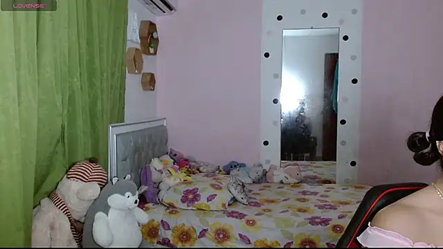 Snapshot of Violett_11 chatting on 10.28.25 Violett 11 online show from 10.28.25