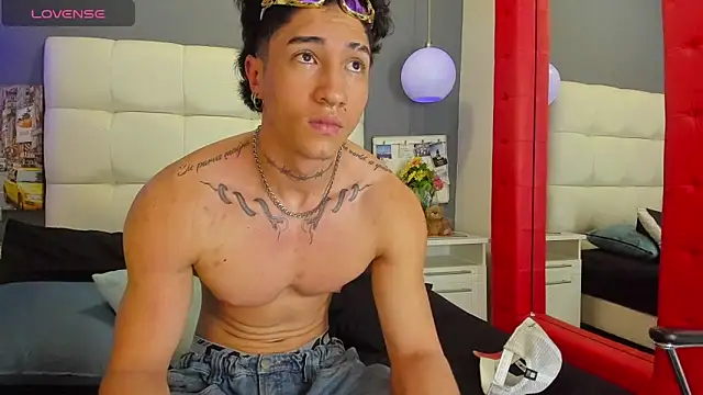 Snapshot of KaryBig3 chatting on 02.24.25 KaryBig3 online show from 02.24.25