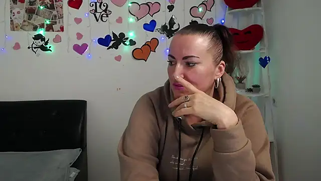 Snapshot of DianaMGG chatting on 02.28.25 DianaMGG online show from 02.28.25