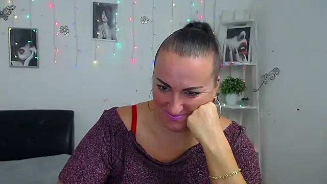 Snapshot of DianaMGG chatting on 10.09.25 DianaMGG online show from 10.09.25