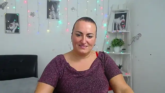 Snapshot of DianaMGG chatting on 10.09.25 DianaMGG online show from 10.09.25