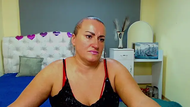 Snapshot of DianaMGG chatting on 10.10.25 DianaMGG online show from 10.10.25