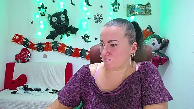 Snapshot of DianaMGG chatting on 11.02.25 DianaMGG online show from 11.02.25