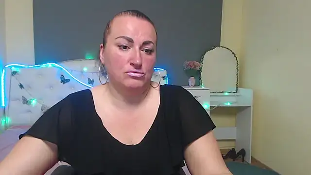 Snapshot of DianaMGG chatting on 04.27.26 DianaMGG online show from 04.27.26