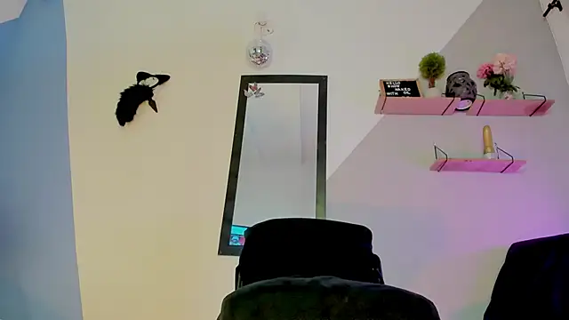 Snapshot of Aria_fitness chatting on 11.20.25 Aria fitness online show from 11.20.25