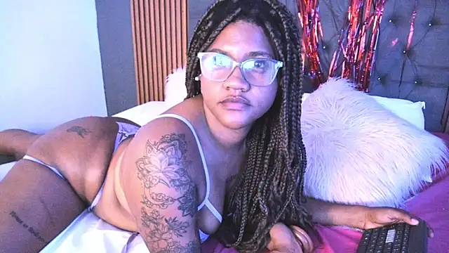 Snapshot of ZahraRose chatting on 02.15.25 ZahraRose online show from 02.15.25