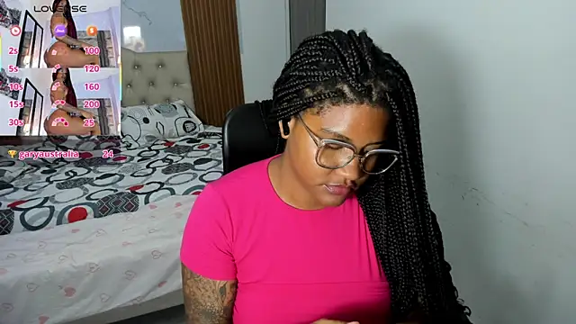 Snapshot of ZahraRose chatting on 05.19.26 ZahraRose online show from 05.19.26