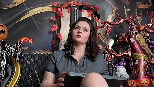 Snapshot of AmandaKovich chatting on 10.22.25 AmandaKovich online show from 10.22.25