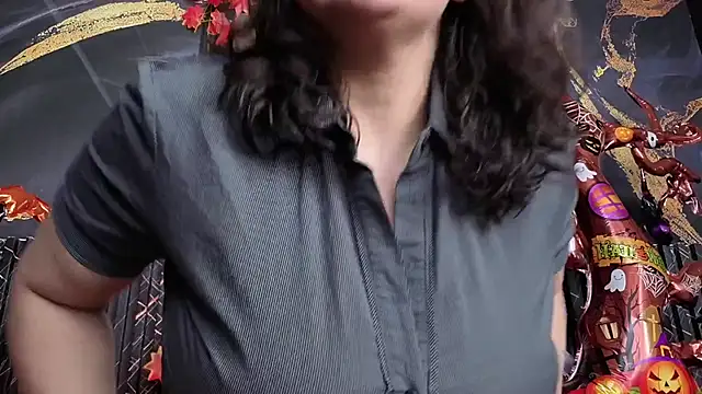 Snapshot of AmandaKovich chatting on 10.28.25 AmandaKovich online show from 10.28.25