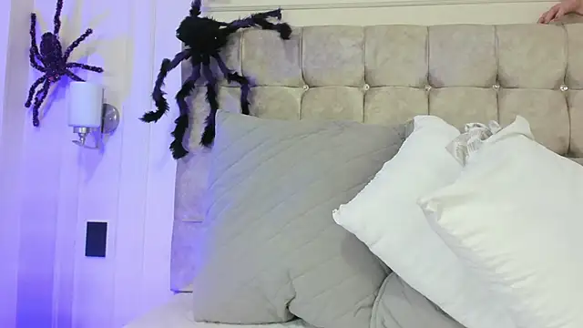 JasmineRoss 1 online show from 10.22.25