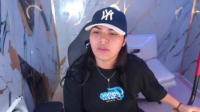 Snapshot of melany_rouse18 chatting on 10.31.25 melany rouse18 online show from 10.31.25