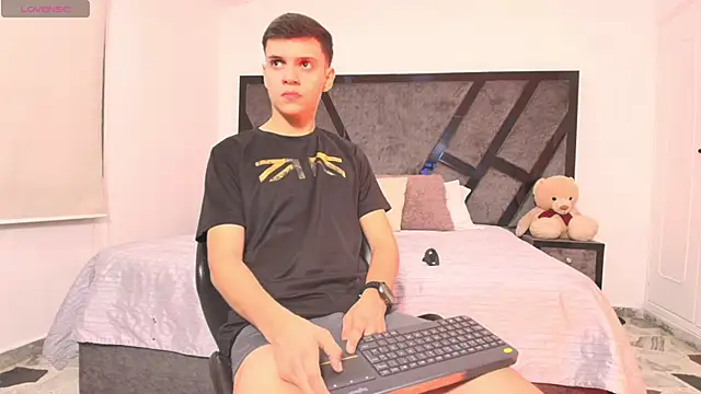 Snapshot of JacobRoberts1 chatting on 03.17.25 JacobRoberts1 online show from 03.17.25