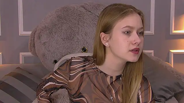 Snapshot of EveMundie chatting on 02.27.25 EveMundie online show from 02.27.25