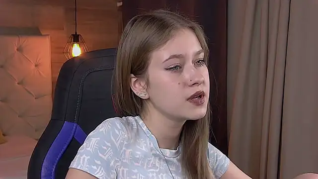 Snapshot of EveMundie chatting on 02.28.25 EveMundie online show from 02.28.25