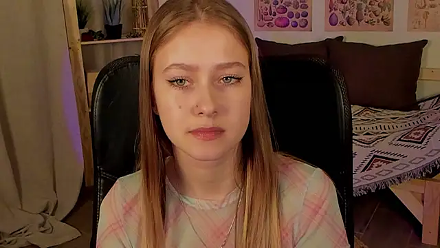 Snapshot of EveMundie chatting on 03.20.25 EveMundie online show from 03.20.25