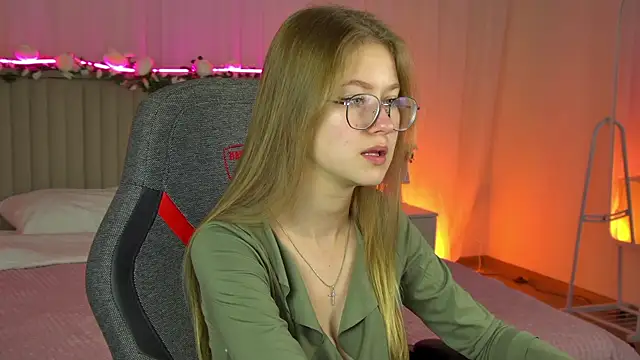 Snapshot of EveMundie chatting on 09.26.25 EveMundie online show from 09.26.25