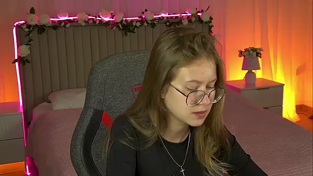 Snapshot of EveMundie chatting on 10.21.25 EveMundie online show from 10.21.25