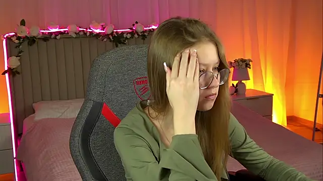 Snapshot of EveMundie chatting on 10.24.25 EveMundie online show from 10.24.25