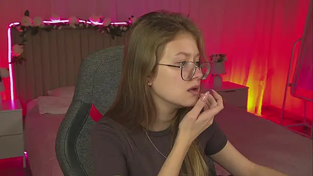 Snapshot of EveMundie chatting on 11.12.25 EveMundie online show from 11.12.25