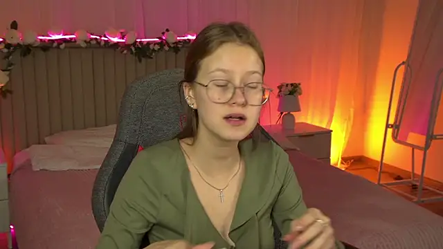 Snapshot of EveMundie chatting on 11.17.25 EveMundie online show from 11.17.25