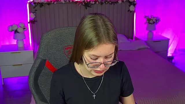 Snapshot of EveMundie chatting on 11.25.25 EveMundie online show from 11.25.25